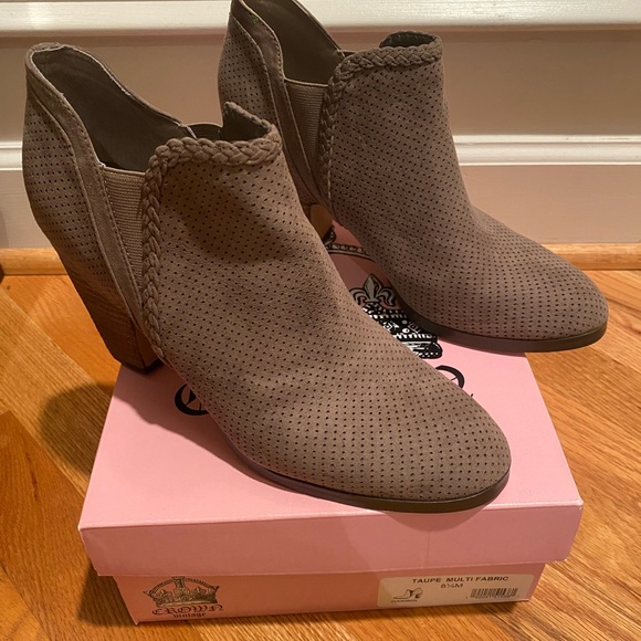 Women’s Crown Vintage booties, size 8 1/2 - Picture 10 of 11